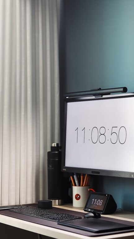 Cum să îți organizezi spațiul de lucru pentru o productivitate maximă acasă